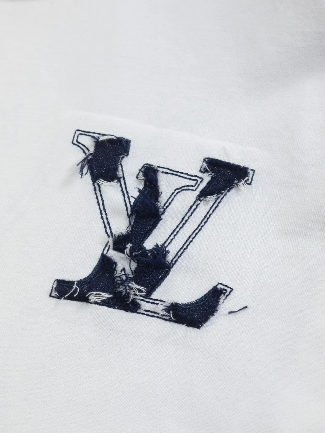 🅿️210 Louis Vuitton 1V LV lv slightly wide version S-XL LV 26ss new products are available at counters simultaneously. Multiple craftsmanship. Front and rear denim patch letters🪡 embroidery. Round neck short-sleeved T-shirt, same style for men and women! Consigned to one-to-one creation. Synchronized with the official website, pure cotton fabrics at the counter! It is close to the skin and comfortable, durable and easy to wear. It has a classic and simple logo design and meticulous original craftsmanship. Short-sleeves, a must-have item for men, do not appear to be the same for the general public, but must be unique and eye-catching. This LV short-sleeve is all about quality, comfort, the same shape and fashion as always, including fabrics and cutting techniques. All of them have been made with great effort! 320 grams of washed pure cotton fabric, pure cotton is breathable, very refreshing and comfortable for daily wear. The rib knitting on the neckline is smooth and tight, and the neckline will not be skewed if you toss it at will. The loose version, you will find that it looks really good on the upper body. The overall is minimalist and neat, super versatile for daily use! Pair it casually with a pair of pants for a youthful look. A T-shirt will make your outfit crazy. It is a fashionable item that can never go wrong! Color: Black White Size: S-XL Size chart: S: Shoulder width 50-Bust 56-Length 70 M: Shoulder width 52-Bust 57-Length 72 L: Shoulder width 54-Bust 59-Length 74 XL: Shoulder width 56-Bust 62-Length 76
